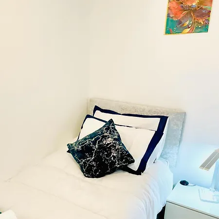 Apartment Modern 3 Bedroom Flat Near & Hulme Park *