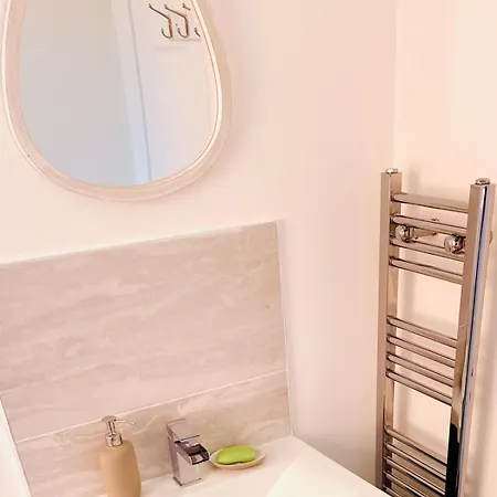 Apartment Modern 3 Bedroom Flat Near & Hulme Park
