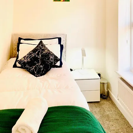 Modern 3 Bedroom Flat Near & Hulme Park *
