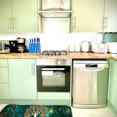 Apartment Modern 3 Bedroom Flat Near & Hulme Park