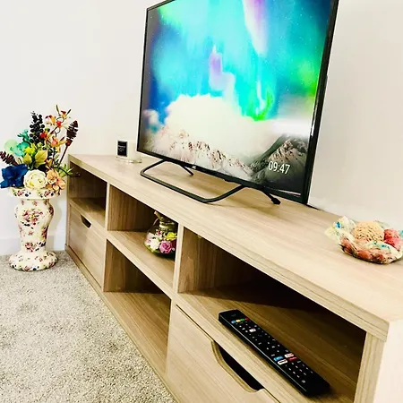 Modern 3 Bedroom Flat Near & Hulme Park *