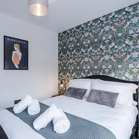 Vakantiehuis 4 Bed House-2 Parking Spaces-vibrant Location