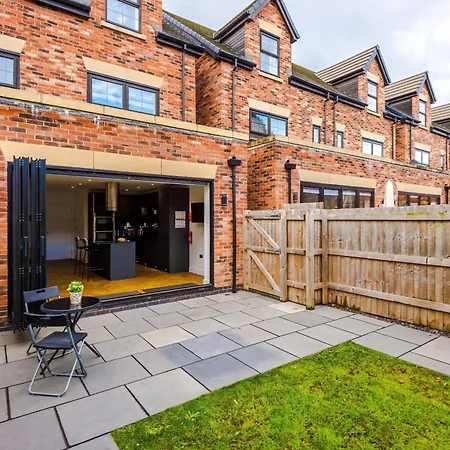 4 Bed House-2 Parking Spaces-vibrant Location * Manchester