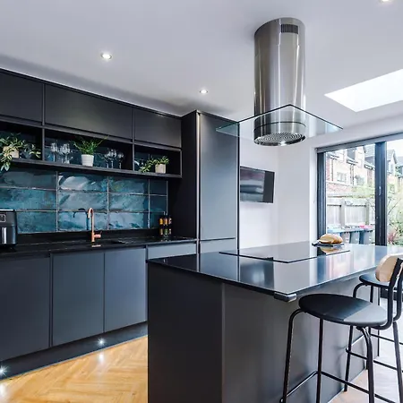 4 Bed House-2 Parking Spaces-vibrant Location Manchester