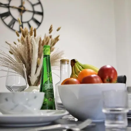 דירה - 2-bed - Sleeps 4 - Wifi *