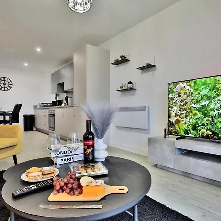 - 2-bed - Sleeps 4 - Wifi דירה