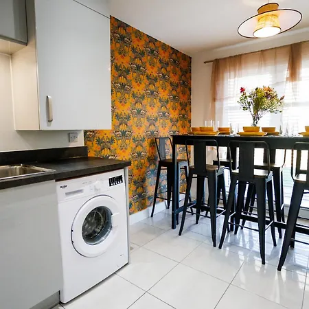 Luxury Celebrity Townhouse Etihad Stadium Coop Live Arena 2 Parking Sleep 10 Holiday home *