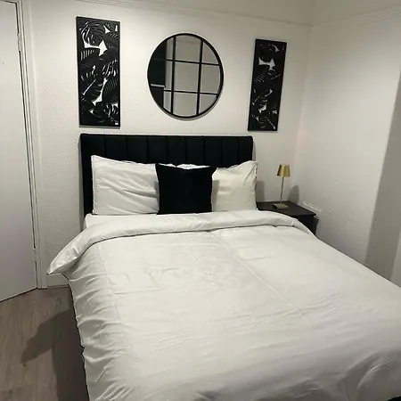 Airport Stopsss Apartment *