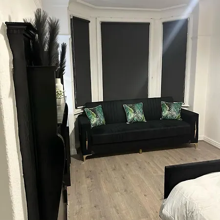 Airport Stopsss Apartment