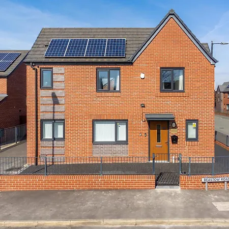 Large Family House With Free Parking - 3 Bedrooms 6 Beds Semesterbostad *