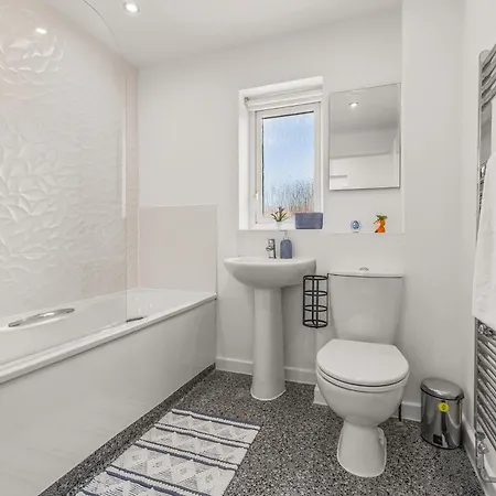 Semesterbostad Large Family House With Free Parking - 3 Bedrooms 6 Beds *