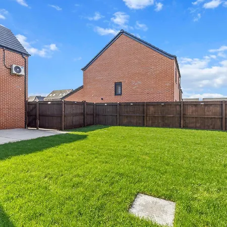 Large Family House With Free Parking - 3 Bedrooms 6 Beds Manchester