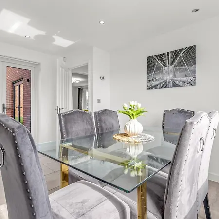 Semesterbostad Large Family House With Free Parking - 3 Bedrooms 6 Beds Manchester