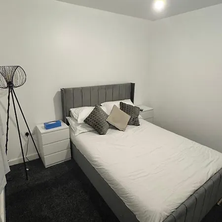 Luxury 1 Bedroom Apartment, Center With Balcony
