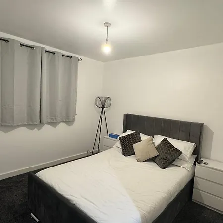 Luxury 1 Bedroom Apartment, Center With Balcony