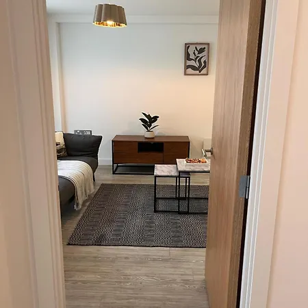 Tranquil Urban-city Space Apartment Manchester