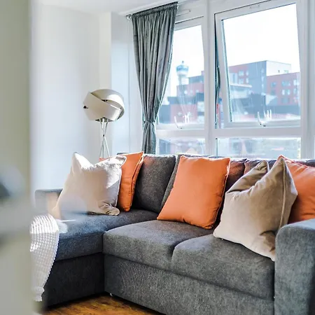 New ! Riverbank Loft, Stylish Apartment, Free Parking, Close To Centre & Sleeps 7 *