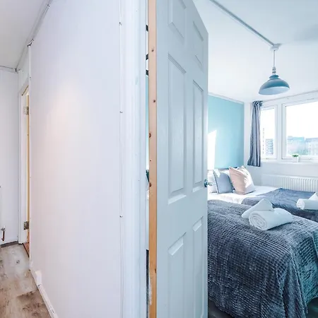 New ! Riverbank Loft, Stylish Apartment, Free Parking, Close To Centre & Sleeps 7 *