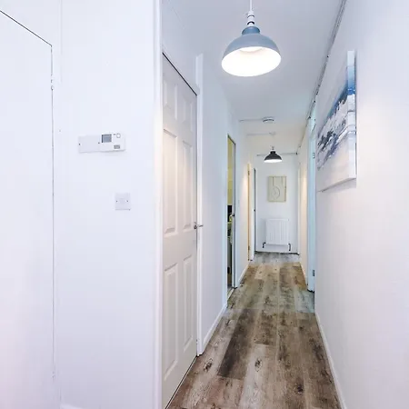 New ! Riverbank Loft, Stylish Apartment, Free Parking, Close To Centre & Sleeps 7 Apartment *