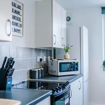 Apartment New ! Riverbank Loft, Stylish Apartment, Free Parking, Close To Centre & Sleeps 7 *