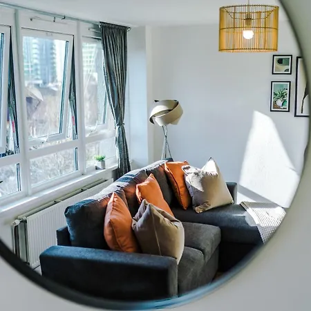 New ! Riverbank Loft, Stylish Apartment, Free Parking, Close To Centre & Sleeps 7