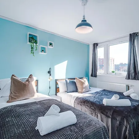 New ! Riverbank Loft, Stylish Apartment, Free Parking, Close To Centre & Sleeps 7 *