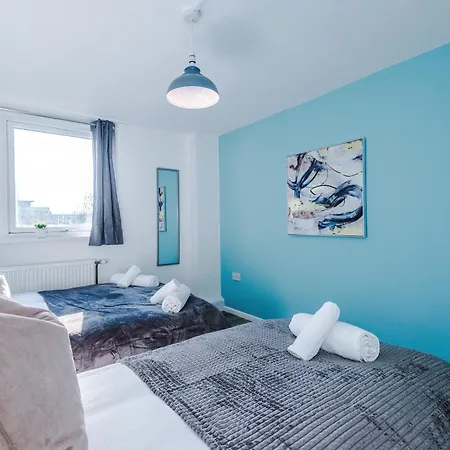 New ! Riverbank Loft, Stylish Apartment, Free Parking, Close To Centre & Sleeps 7 Apartment *