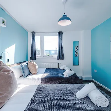 New ! Riverbank Loft, Stylish Apartment, Free Parking, Close To Centre & Sleeps 7 Apartment *