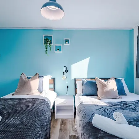 New ! Riverbank Loft, Stylish Apartment, Free Parking, Close To Centre & Sleeps 7