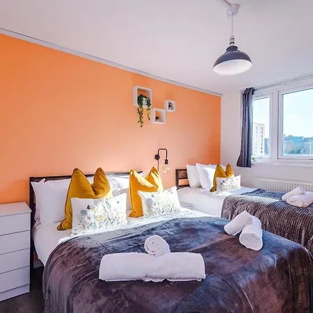 Apartment New ! Riverbank Loft, Stylish Apartment, Free Parking, Close To Centre & Sleeps 7 *