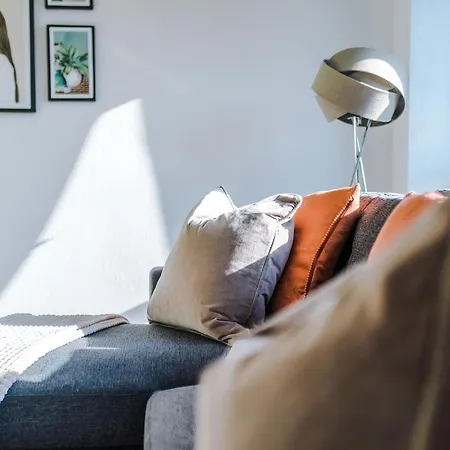 New ! Riverbank Loft, Stylish Apartment, Free Parking, Close To Centre & Sleeps 7 Apartment