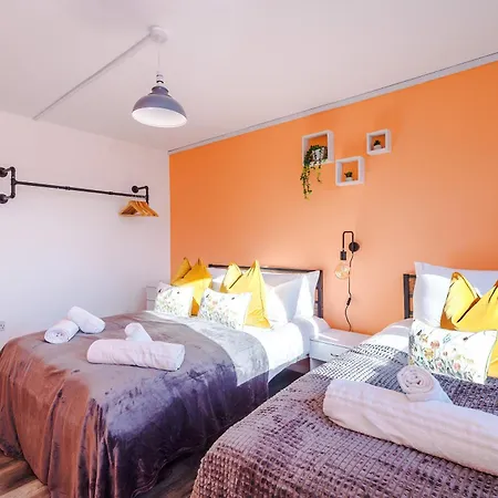New ! Riverbank Loft, Stylish Apartment, Free Parking, Close To Centre & Sleeps 7 Apartment Manchester