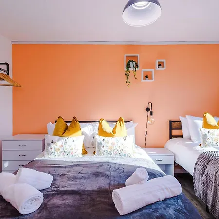 New ! Riverbank Loft, Stylish Apartment, Free Parking, Close To Centre & Sleeps 7 Apartment