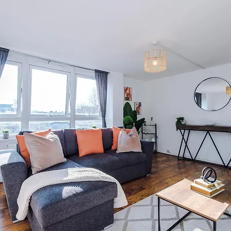 New ! Riverbank Loft, Stylish Apartment, Free Parking, Close To Centre & Sleeps 7