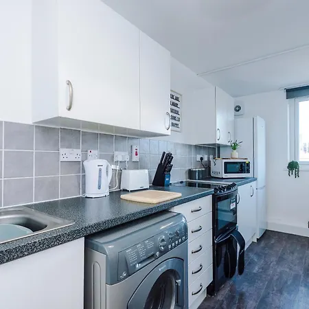 New ! Riverbank Loft, Stylish Apartment, Free Parking, Close To Centre & Sleeps 7 *