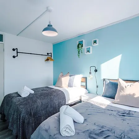 New ! Riverbank Loft, Stylish Apartment, Free Parking, Close To Centre & Sleeps 7 Manchester
