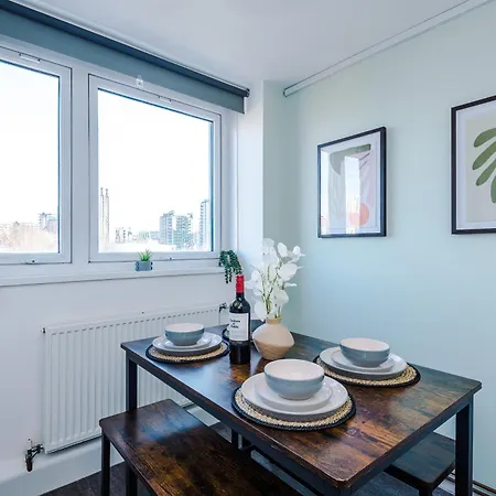 New ! Riverbank Loft, Stylish Apartment, Free Parking, Close To Centre & Sleeps 7 Apartment