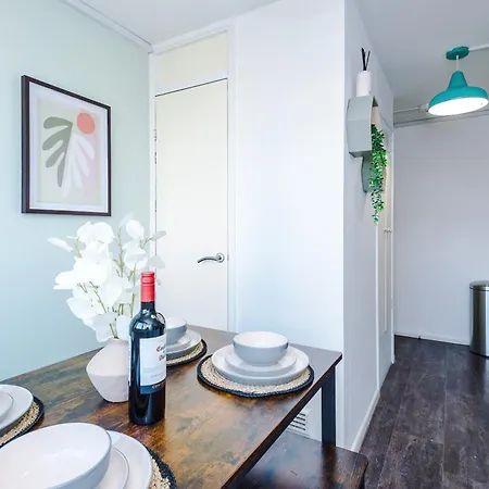 New ! Riverbank Loft, Stylish Apartment, Free Parking, Close To Centre & Sleeps 7 Apartment