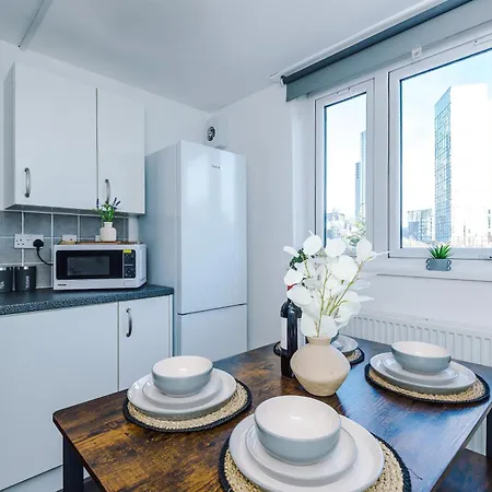 New ! Riverbank Loft, Stylish Apartment, Free Parking, Close To Centre & Sleeps 7