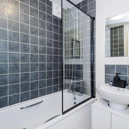 Apartment New ! Riverbank Loft, Stylish Apartment, Free Parking, Close To Centre & Sleeps 7 Manchester