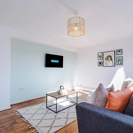 New ! Riverbank Loft, Stylish Apartment, Free Parking, Close To Centre & Sleeps 7 *