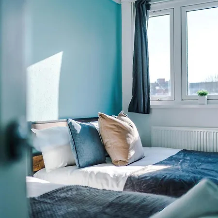 New ! Riverbank Loft, Stylish Apartment, Free Parking, Close To Centre & Sleeps 7