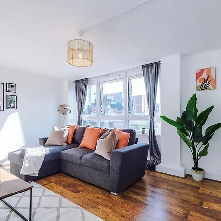 Apartment New ! Riverbank Loft, Stylish Apartment, Free Parking, Close To Centre & Sleeps 7 *