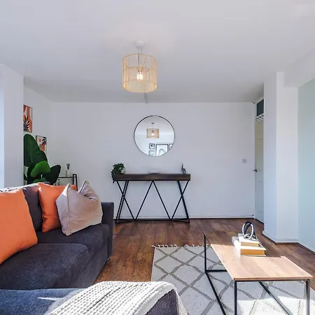 New ! Riverbank Loft, Stylish Apartment, Free Parking, Close To Centre & Sleeps 7 * Manchester