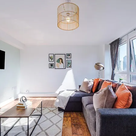 New ! Riverbank Loft, Stylish Apartment, Free Parking, Close To Centre & Sleeps 7 *