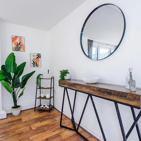 New ! Riverbank Loft, Stylish Apartment, Free Parking, Close To Centre & Sleeps 7 Manchester