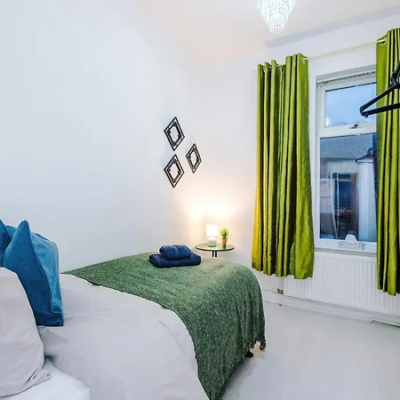 Free Parking, Games Room, Sleeps 7, Hébergement de vacances Manchester