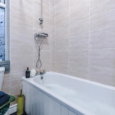 Free Parking, Games Room, Sleeps 7, Hébergement de vacances Manchester