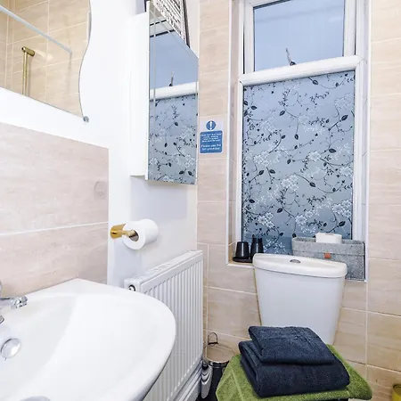 Free Parking, Games Room, Sleeps 7, Hébergement de vacances *