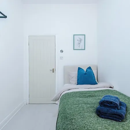 Holiday home Free Parking, Games Room, Sleeps 7, *